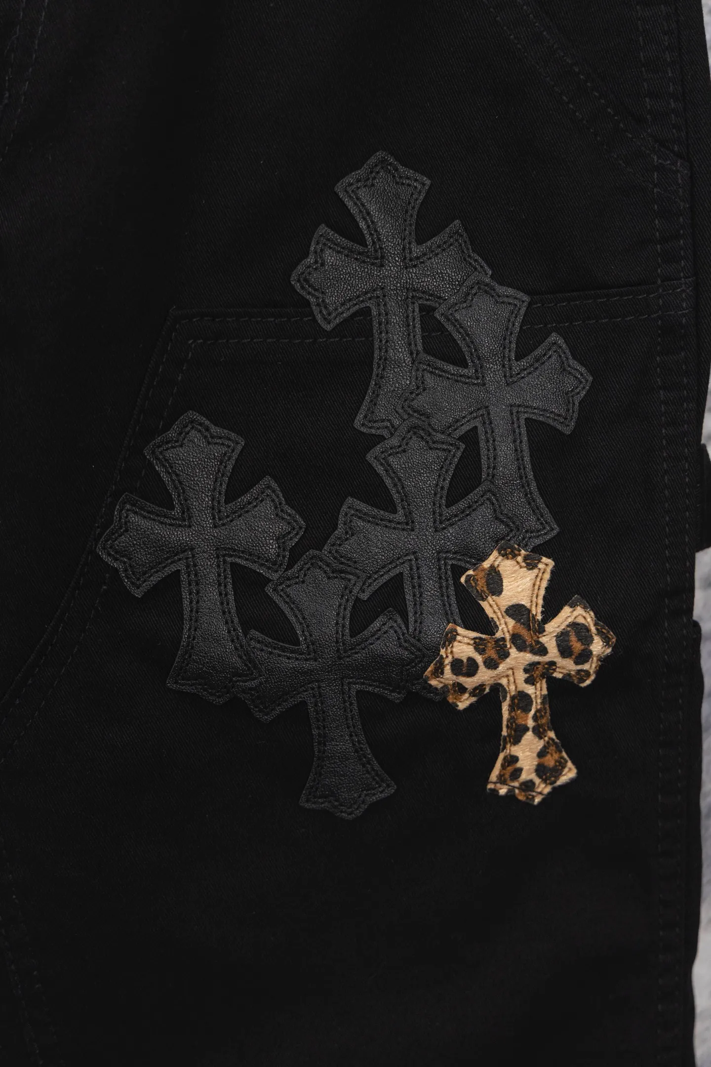 P260 chrome hearts SEVENTEEN-Hoshi Quan Shunrong's new leopard print cross patch leather black jeans vi Top heavy industry fashionable design] Consistent high street luxury style creation. Speaking of this style, the Zangyin family and GU family are definitely the leading representative brands. Especially the Zangyin family has really achieved a state-of-the-art effect in creating high street style. The unique washed material is used to create this style. The color system is quite eye-catching. After it is decorated with patchwork cross flowers, it cleverly highlights the charm of the brand. Secondly, this style uses classic The classic high-waist cutting design highlights the long legs and fashionable temperament of the upper body. The brand is highly recognizable and the slim fit configuration is more suitable for daily wear. It is a product that interprets personality, fashion, and specifications at a glance. This single product is enough to make any fan excited. It can be a white T-shirt for youthful preppy style, or a tight suspender for lady style. It has strong matching ability and can be easily controlled by men.  [Materials and craftsmanship] Needless to say, this point goes without saying. As an excellent craftsman brand, Zangyin’s requirements for details and craftsmanship are really perfect. The washed color of this model has gone through so many processes, not to mention the embellishment of denim appliques. It is also purely hand-made and sewn. Just like what they believe in, only hand-made things have soul and have the meaning of wear. A top-notch heavy-duty fashionable denim item, I look forward to your perfect interpretation! ! Size: 28-36 Color: black